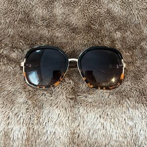 Brown tortoise framed sunglasses